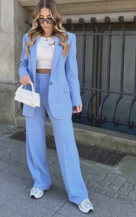 Elegant and modern pantsuit