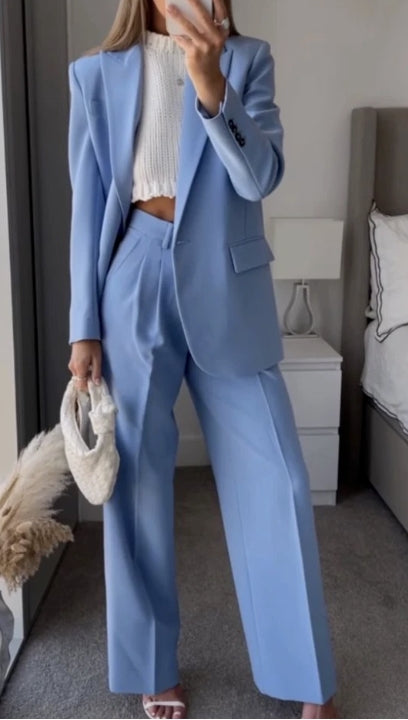 Elegant and modern pantsuit